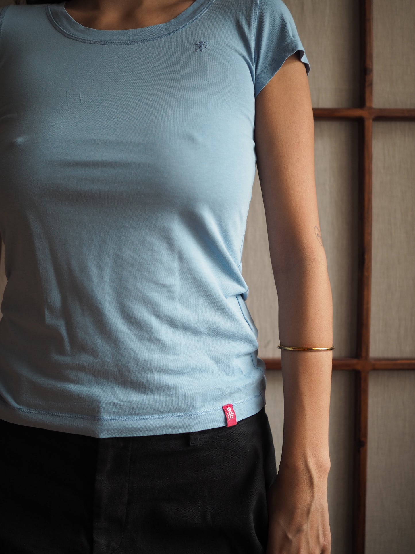 fitted bomulds-tee