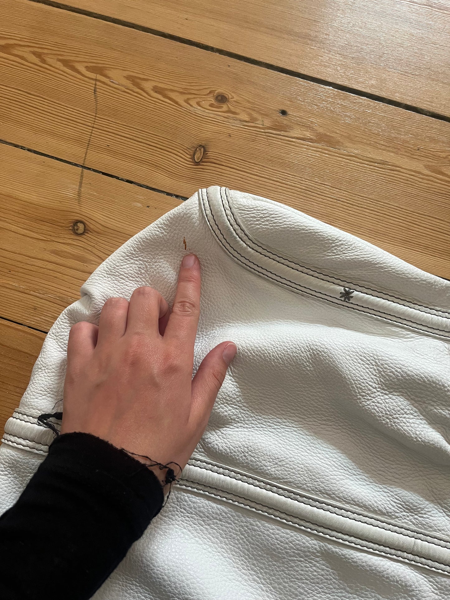 hvid lædertaske med flettet hank