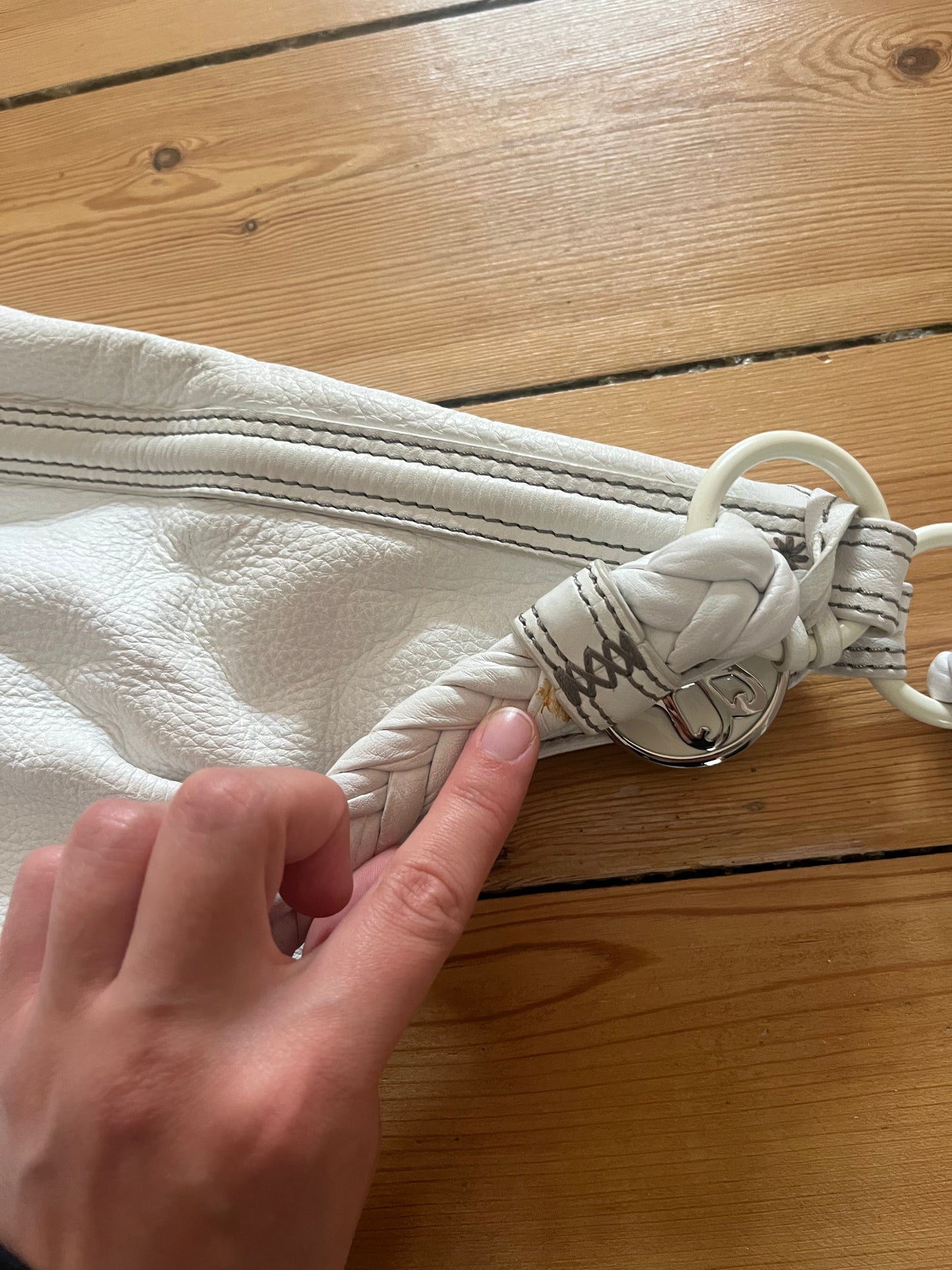 hvid lædertaske med flettet hank