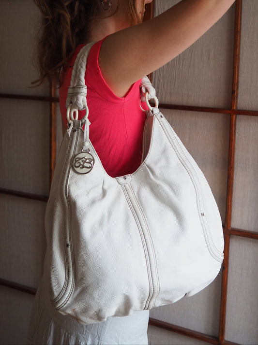 hvid lædertaske med flettet hank